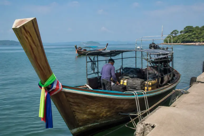 Anreise zum Thapwarin Resort mit einem Longtailboot am Pak Meng Pier