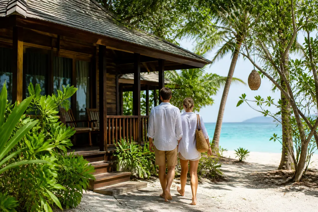 Gemütliches Strand-Cottage im Thapwarin Resort Koh Hai umgeben von tropischer Natur und weißem Sandstrand