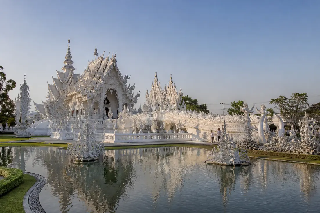 Frühmorgendlicher Besuch am Wat Rong Khun Chiang Rai vor den Touristenbussen
